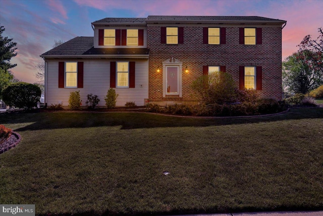 view of front facade featuring a front lawn