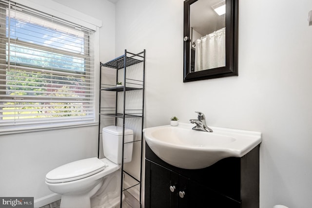 5511 Gwyn Pl, Alexandria, VA 22312 - full bathroom featuring plenty of natural light, toilet, vanity, and baseboards