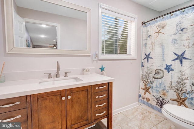 full bath with toilet, a shower with curtain, vanity, and baseboards