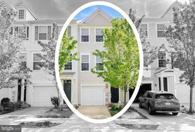 view of front facade featuring an attached garage and driveway