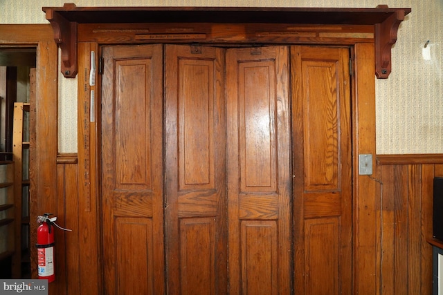 room details featuring a fire extinguisher and wallpapered walls