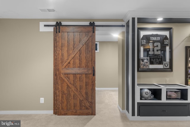 room details featuring baseboards, carpet, a barn door, and visible vents
