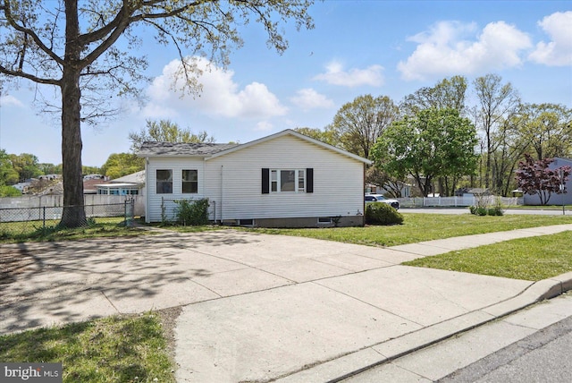 view of front of home featuring a front yard and fence