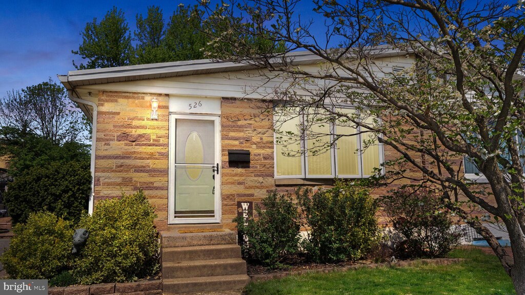 526 Palmer Rd, Conshohocken, PA 19428 - exterior space with brick siding