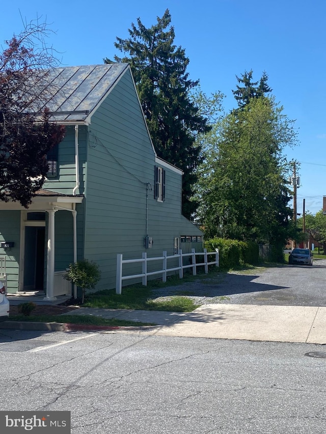 27 E Salisbury St, Williamsport, MD 21795 - view of side of property with fence