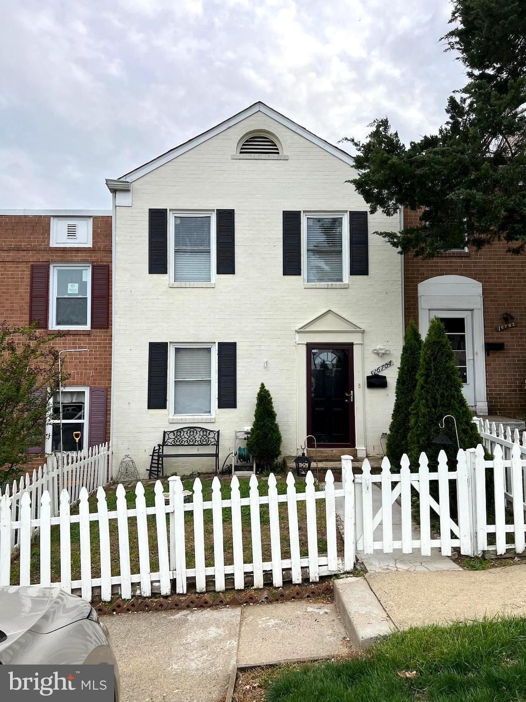 view of front of house with brick siding and a fenced front yard