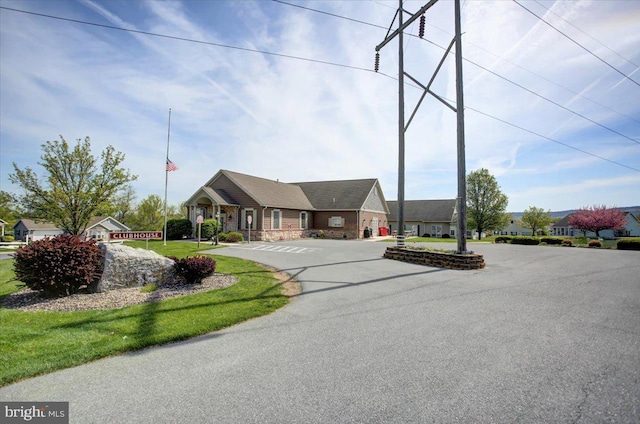 18 Lantern Ln, Shippensburg, PA 17257 - view of front facade with brick siding