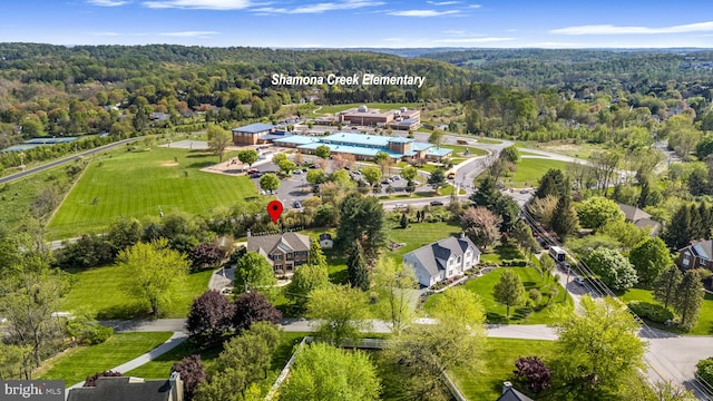 bird's eye view with a view of trees