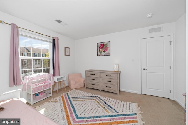 living area with baseboards, visible vents, and carpet