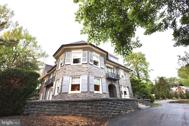 2203 N Grant Ave, Wilmington, DE 19806 - view of front facade with stone siding