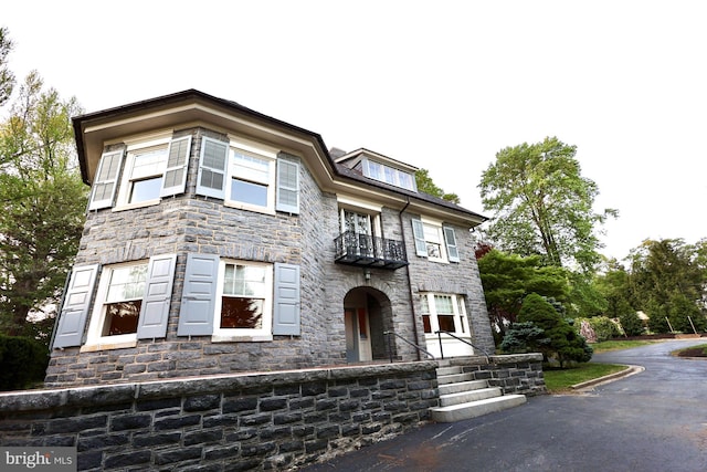 2203 N Grant Ave, Wilmington, DE 19806 - view of front of property with stone siding and a balcony