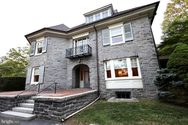 2203 N Grant Ave, Wilmington, DE 19806 - view of front facade with stone siding and a balcony