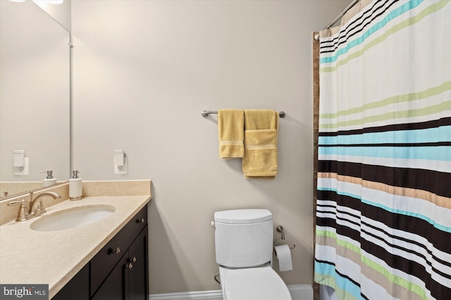 full bath with baseboards, vanity, toilet, and curtained shower