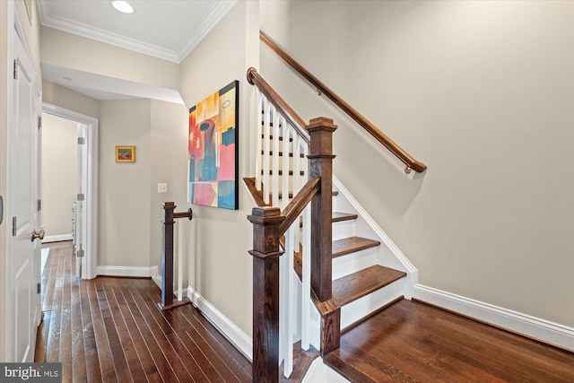 stairway featuring baseboards, ornamental molding, recessed lighting, and hardwood / wood-style flooring