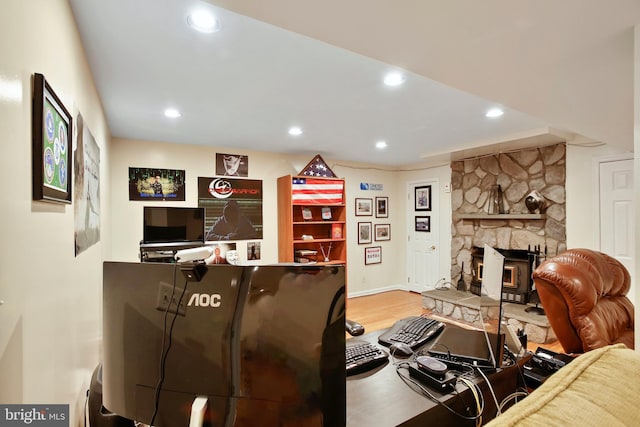 living room featuring recessed lighting, wood finished floors, and a fireplace