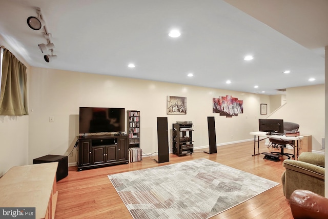 living area with light wood-type flooring, recessed lighting, and baseboards