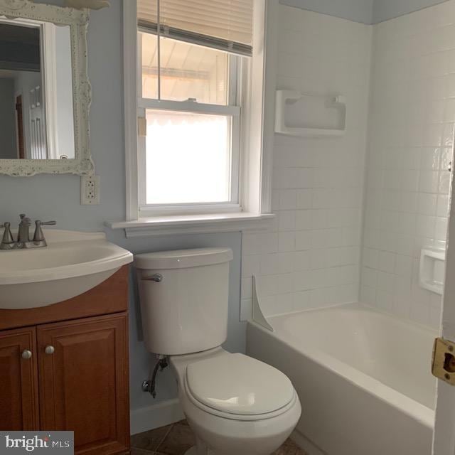 515 Wood St, Baltimore, MD 21225 - full bath featuring toilet and vanity