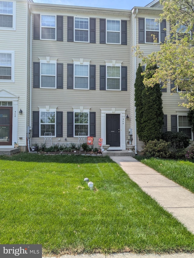 multi unit property featuring a front yard
