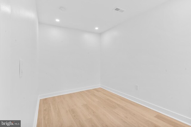 empty room with visible vents, baseboards, recessed lighting, and light wood-style floors