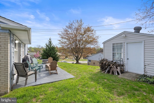 view of yard featuring a patio area