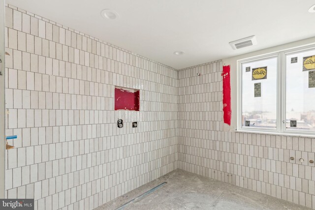 bathroom featuring recessed lighting, visible vents, and tiled shower