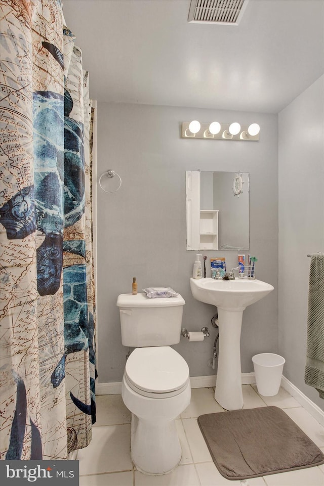 1425 Wanda Dr, Hanover, PA 17331 - bathroom featuring visible vents, tile patterned flooring, curtained shower, baseboards, and toilet
