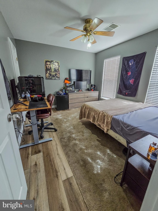 17616 Chisholm Ln, Dumfries, VA 22026 - bedroom featuring a desk, wood finished floors, and ceiling fan