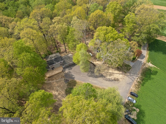 birds eye view of property featuring a forest view
