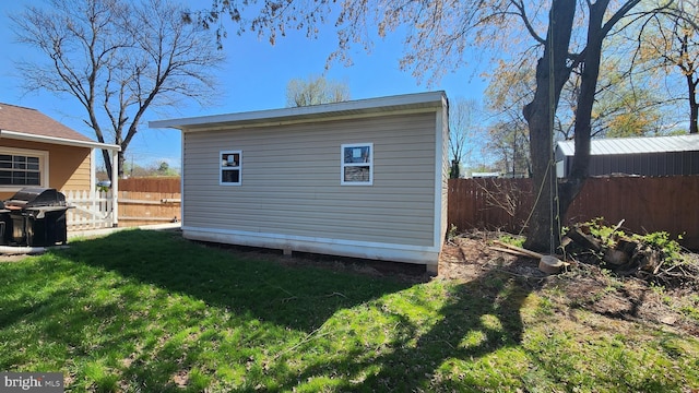 view of outdoor structure featuring an outbuilding and fence