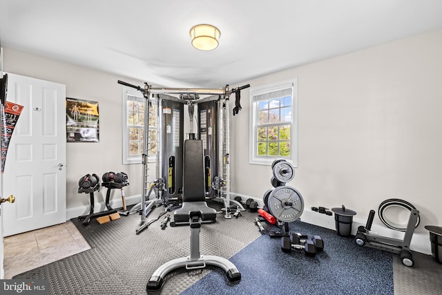 exercise room featuring baseboards