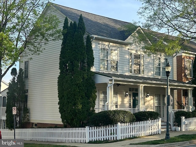 view of front of house with covered porch and a fenced front yard