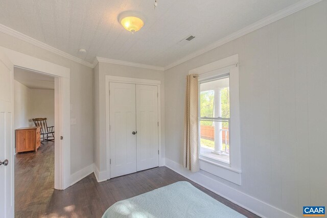 551 Bremo Rd, Bremo Bluff, VA 23022 - bedroom featuring visible vents, dark wood finished floors, baseboards, a closet, and ornamental molding