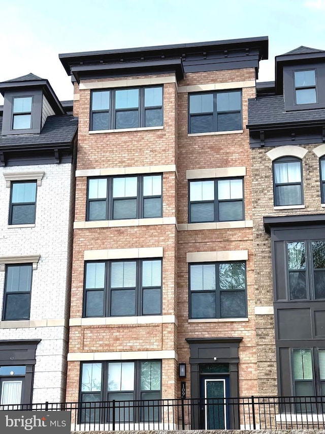 view of apartment building / complex