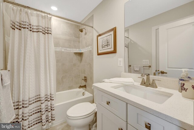 full bathroom featuring shower / tub combo with curtain, toilet, vanity, and recessed lighting