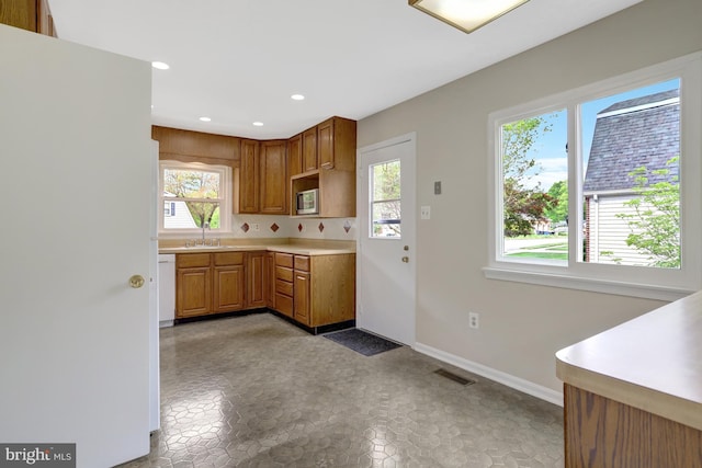 kitchen with visible vents, light countertops, baseboards, stainless steel microwave, and recessed lighting