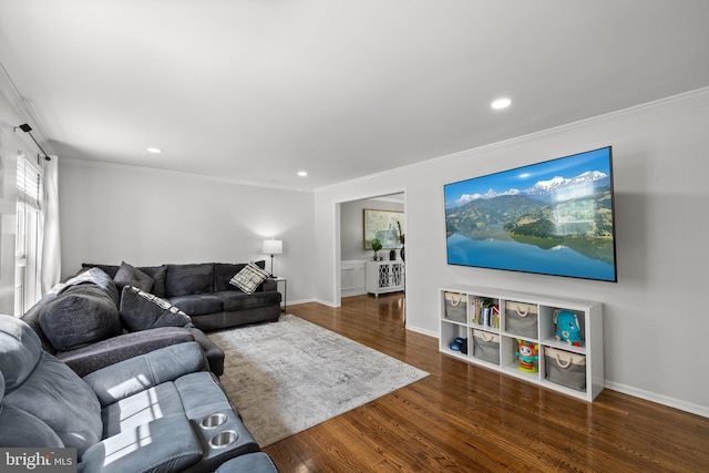 living room featuring crown molding, recessed lighting, baseboards, and wood finished floors