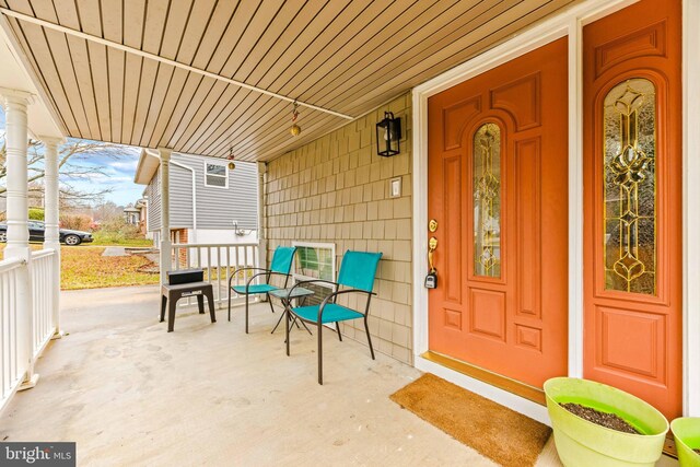 entrance to property featuring covered porch