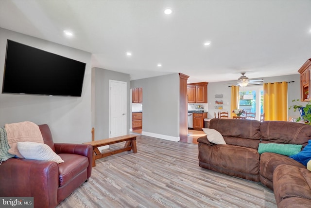 living room featuring light wood-type flooring, recessed lighting, baseboards, and a ceiling fan