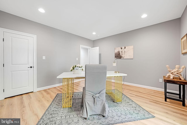 41972 Paddock Gate Pl, Ashburn, VA 20148 - dining room featuring light wood-style flooring, baseboards, and recessed lighting