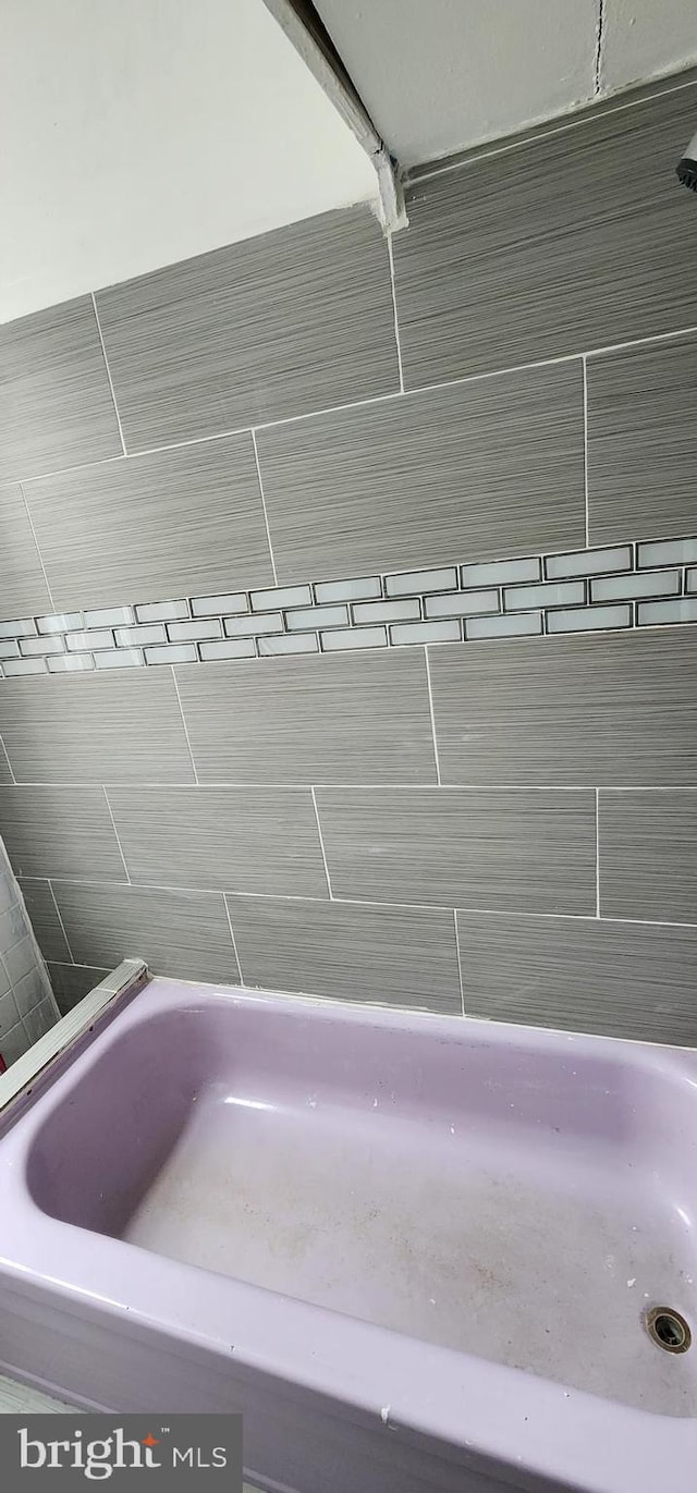 2641 N Bouvier St, Philadelphia, PA 19132 - full bathroom with a tub