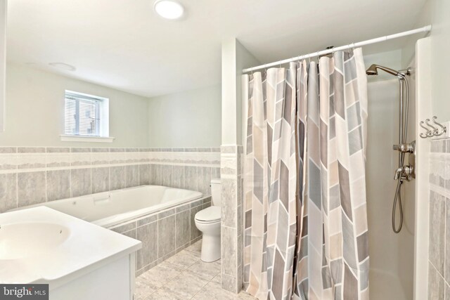 full bath with toilet, a shower with curtain, tiled bath, and tile walls