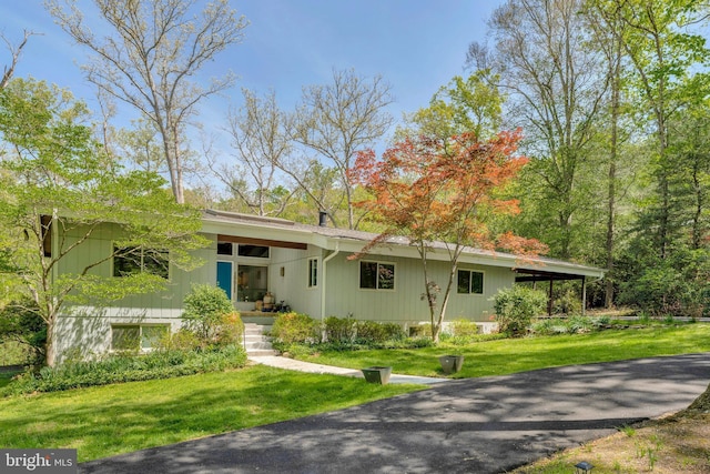 single story home featuring a front lawn