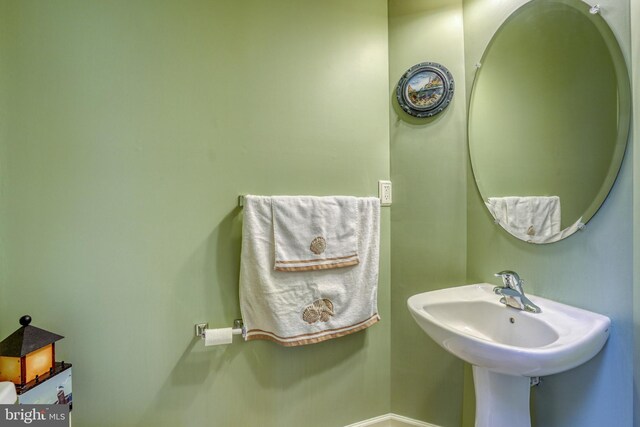 bathroom featuring a sink and baseboards