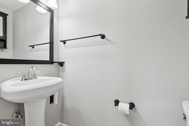 7112 Bonniemill Ln, Springfield, VA 22150 - half bath featuring toilet, baseboards, and a sink