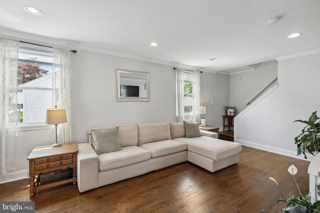 living room featuring ornamental molding, wood finished floors, baseboards, and recessed lighting