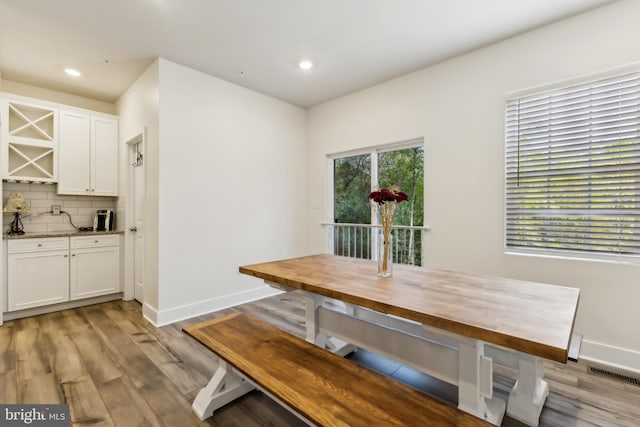 dining area featuring baseboards, light wood finished floors, visible vents, and recessed lighting