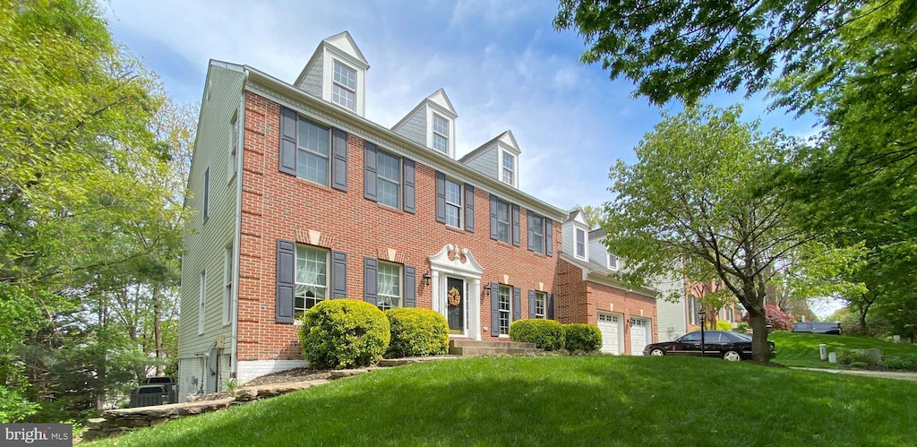 view of front of house with a front lawn and brick siding