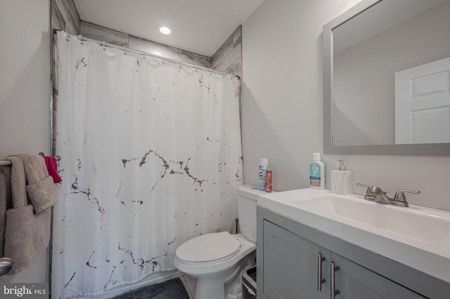 full bath with toilet, a shower with curtain, recessed lighting, and vanity