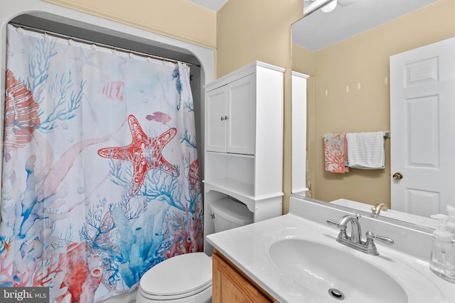 full bath with vanity, toilet, and curtained shower