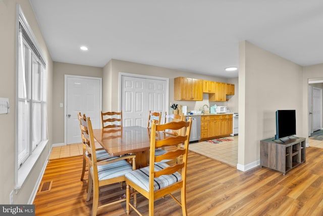 dining area with visible vents, recessed lighting, light wood finished floors, and baseboards